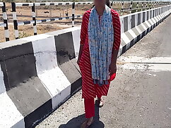कोमल हाईवे के ब्रिज पर खड़ी ड्राइवर से छूत वने के लिए
