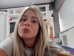 Loira Peituda massageando os p&eacute_s com &oacute_leo e usando seu brinquedinho